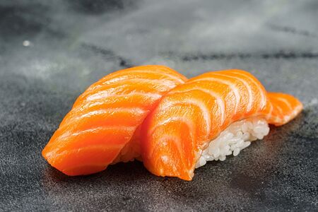 Суши лосось