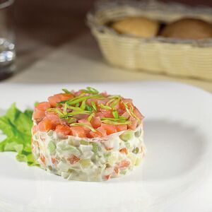 Салат Оливье с копченым лососем