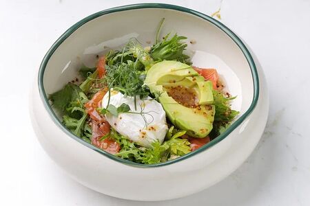 Большой зеленый салат с медово-горчичной заправкой