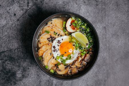 Рамен с копчёным цыпленком