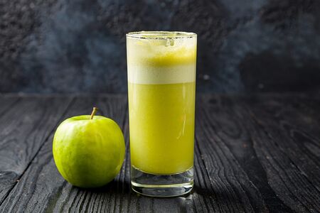 Яблочный свежевыжатый сок