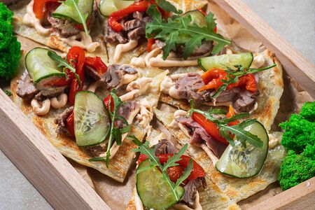 Роти с ростбифом, муссом из вяленых томатов и битыми огурцами