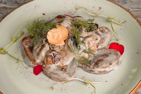 Язык в сливочном соусе