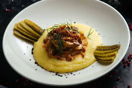 Бестроганов с картофельным пюре