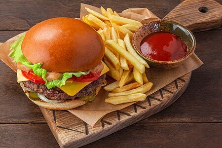 Бургер с котлетой из мраморной говядины и картофелем фри