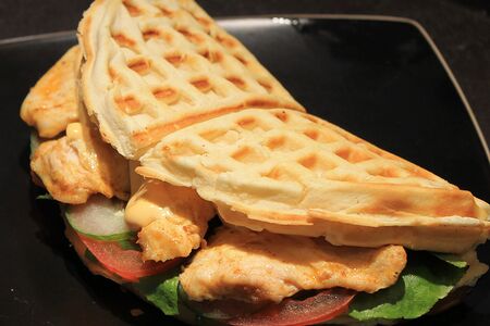 Тортилья с курицей карри на картофельной вафле