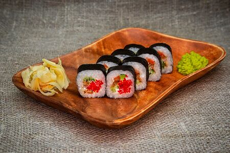 Ролл с угрем и крабом