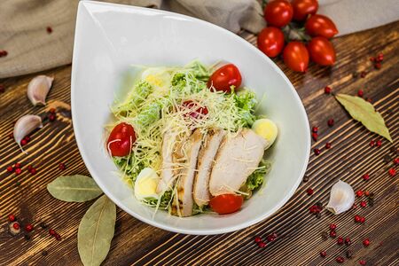 Салат Цезарь с курицей