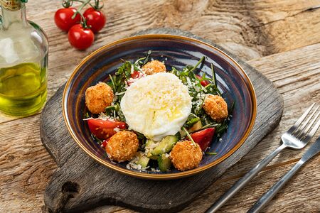 Теплый салат с рыбными шариками и яйцом пашот