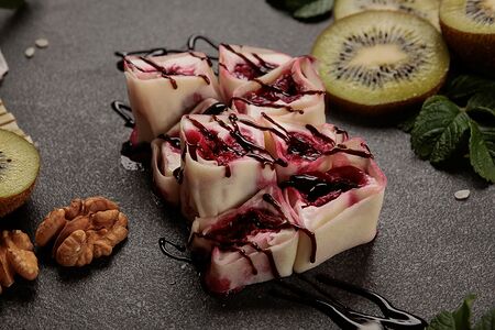 Ролл сладкий с вишней и шоколадным топпингом