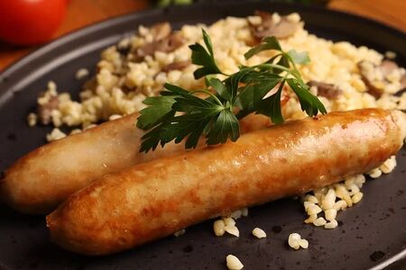 Купаты жареные и каша перловая с грибами и луком