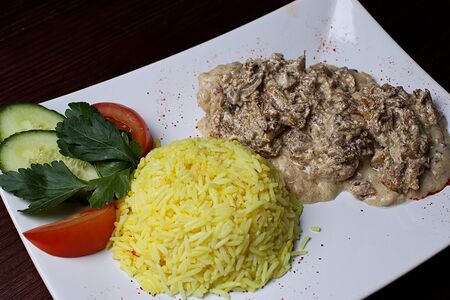 Куриная грудка в грибном соусе с рисом