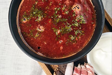 Борщ, говяжьи щечки, сало