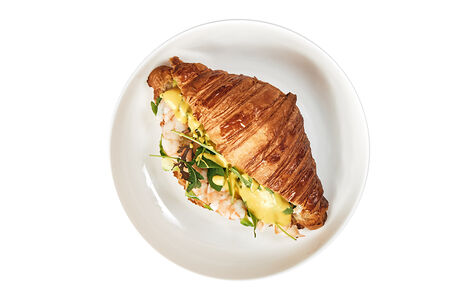 Круассан с креветками, моцареллой и трюфельным соусом