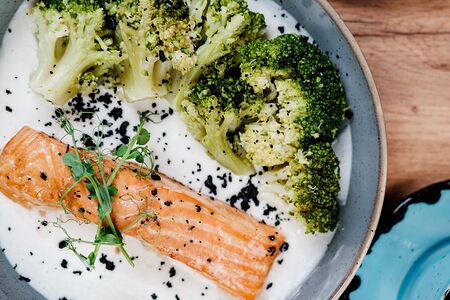 Стейк из семги с кокосовым кремом и брокколи