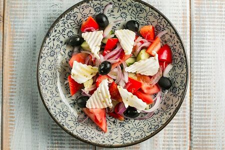 Легкий овощной салат с сыром фета