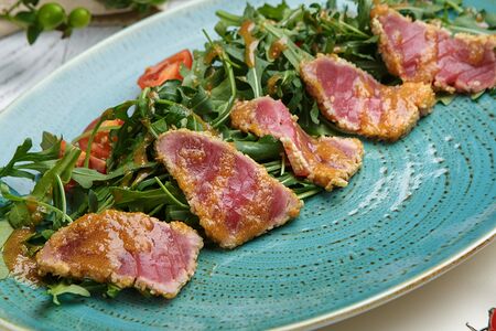 Салат с обжаренным тунцом в кунжутных семечках