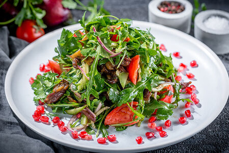Теплый салат с ягнятиной и зеленью