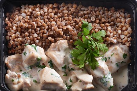 Грудка в сливочном соусе с гречей