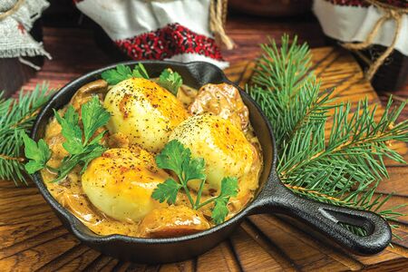 Каленые яйца тушеные в сметане с лесными грибами