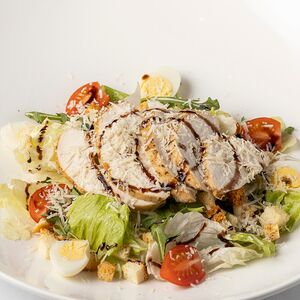 Салат Цезарь с куриной грудкой