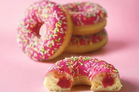 Пончик клубничный