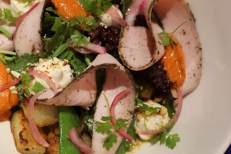 Салат с индейкой и молодым горошком