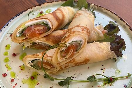 Блинчики с творожным сыром, сёмгой и огурцом