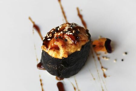 Запечённые суши с угрём