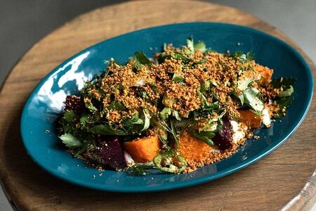 Салат с запеченными овощами, орехами и козьим йогуртом