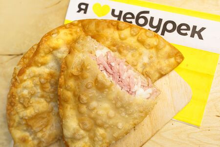 Чебурек с ветчиной и сыром моцарелла