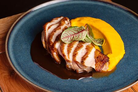 Утиная грудка, маринованная с цедрой лимона и чёрным кампотским перцем