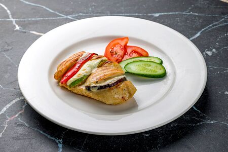 Куриный стейк гриль под сыром