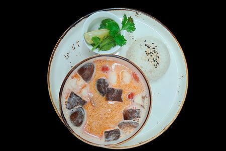 Том ям на кокосовом молоке с креветкой и гребешком