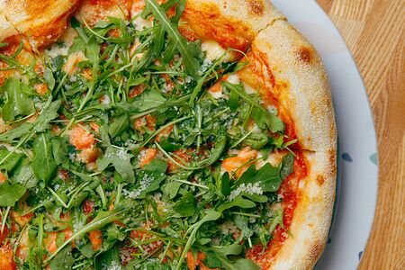 С лососем, рукколой и пармезаном