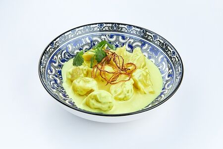 Чучвара в сливочном соусе с куркумой