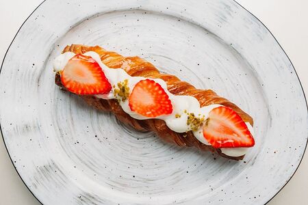 Плетёнка с клубникой и фисташкой