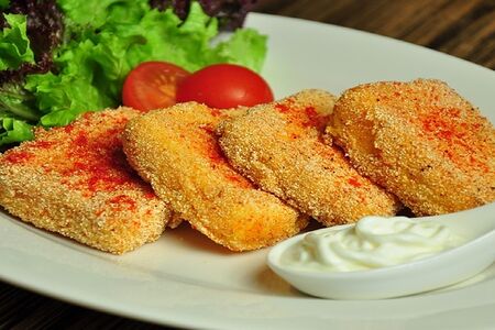 Сулугуни с соусом из брусники