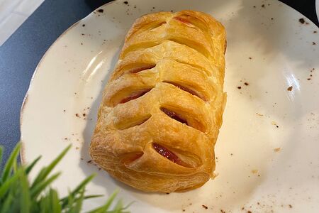 Слойка с малиной