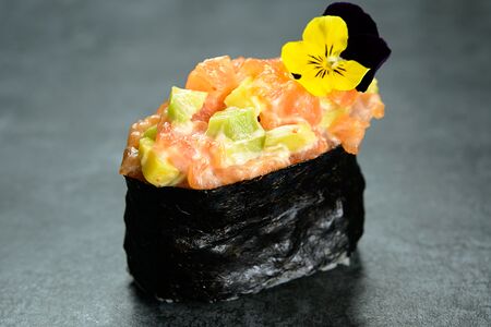 08. Гункан Авокадо, лосось