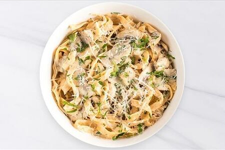 Фетучини Альфредо, цыпленок, шампиньоны, сливочный соус