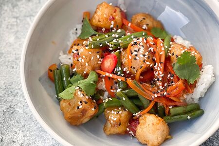 Треска в кисло-сладком соусе с рисом и овощам