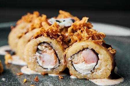 Темпурный ролл с угрем и креветкой с луком фри