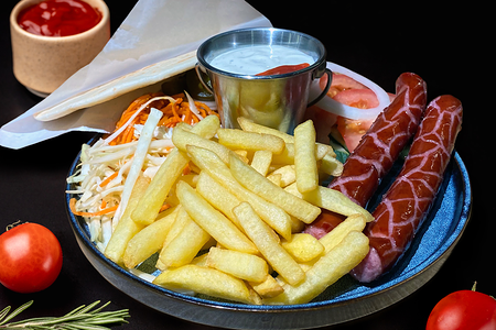 Хот-дог на тарелке