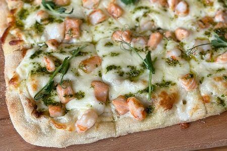 Пинса с лососем, креветками и соусом песто