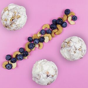 Мороженое БлюберриКрим с черничным джемом и орехами