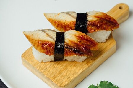 Суши с угрём