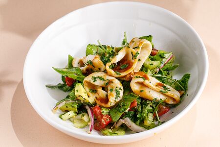 Салат с кальмаром