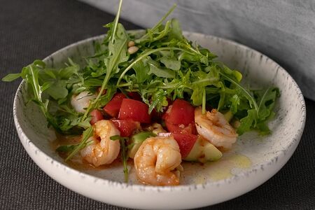 Салат с креветками а авокадо