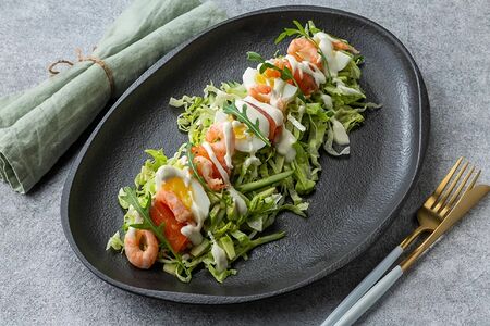 Салат с копченым лососем, креветками и яйцом